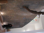 Kip Uskrslog Krista u Crkvi svetog Nikole biskupa u Metkoviću, bronca, 2009. (2), u pozadini fra Josip Marcelić