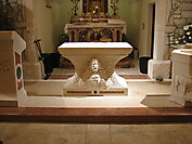 Oltar u Crkvi svetog Jurja u Desnama, vapnenac, 2009.