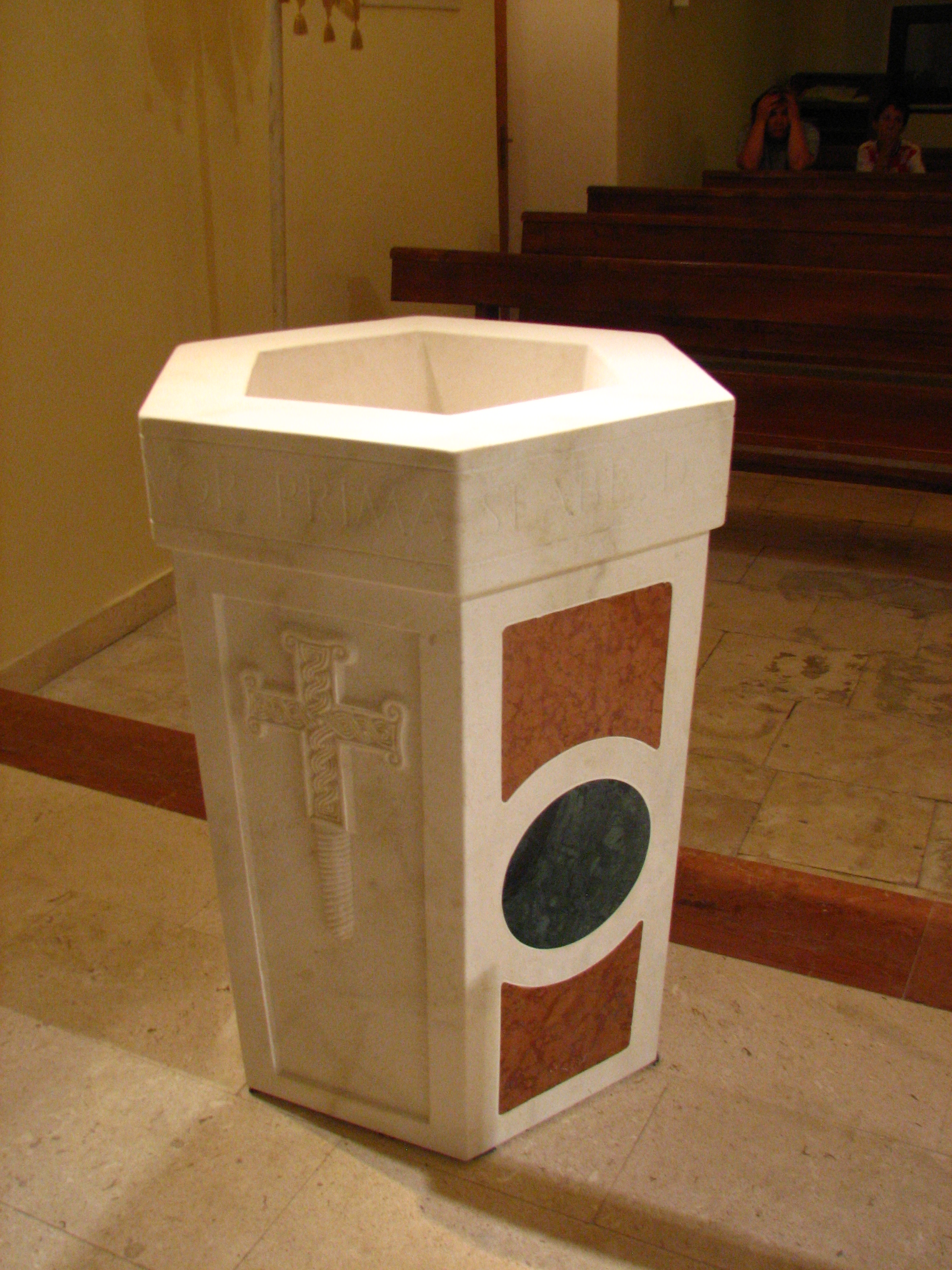 Krstionica u Crkvi svetog Jurja u Desnama, vapnenac, 2009.