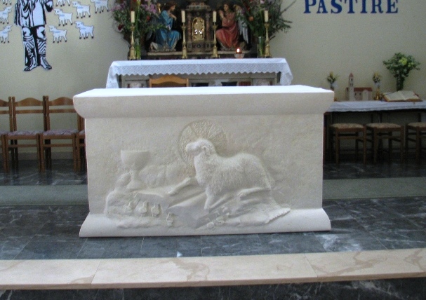 Oltar u Crkvi Marijinog porođenja u Srinjinama, vapnenac, 2008.